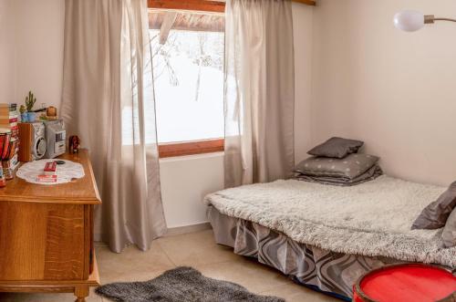 a small bedroom with a bed and a window at Apartmani Lunija in Gornji Milanovac