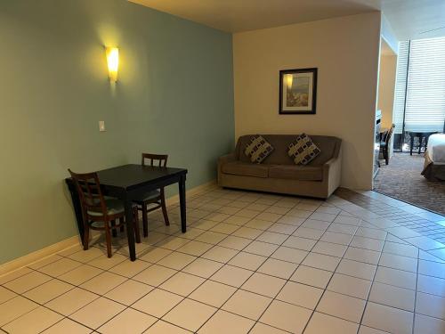 Posezení v ubytování Sunchase Inn & Suites