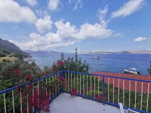 einen Balkon mit Blick auf das Wasser und ein Boot in der Unterkunft Mavi Akvaryum Pension in Sogut