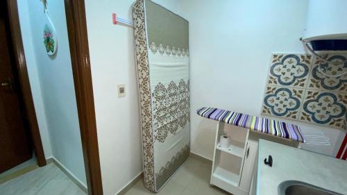 a bathroom with a sink and a shower with a mirror at Apartamento RR Agradable y Moderno c 2 dormitorios y estacionamiento interno techado in Ciudad del Este