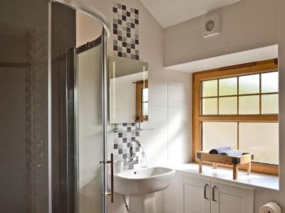 Ванна кімната в BREATHTAKING VIEWS with a HOT TUB - Bwlch Cliced