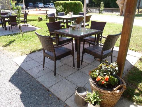 a table and chairs sitting on a patio at Hotel zur Kanone in Tautenhain