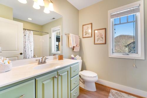 Kylpyhuone majoituspaikassa Echota Wintergreen Views