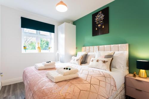 um quarto com uma cama grande e paredes verdes em 'The Butterfly' - An Elegant 2 Bed Apartment in a quiet location in Hatfield- Near Business Park and University - Free Allocated Parking - Fast Wi-fi em Hatfield
