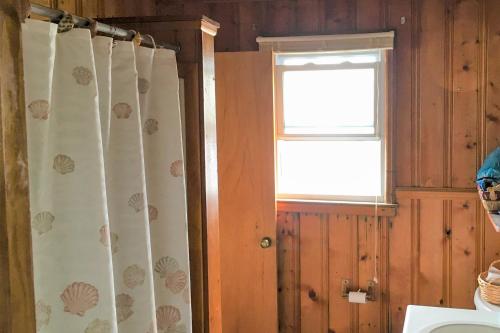 La salle de bains est pourvue d'un rideau de douche et d'une fenêtre. dans l'établissement The Ocean Rose, à Île au chêne