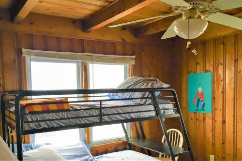 Ce lit superposé se trouve dans un dortoir doté d'un ventilateur de plafond. dans l'établissement The Ocean Rose, à Île au chêne