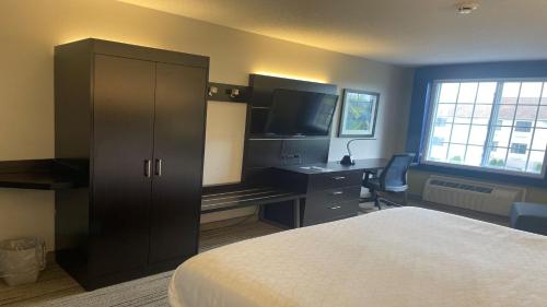 Kuchyň nebo kuchyňský kout v ubytování Holiday Inn Express & Suites Ashtabula-Geneva by IHG