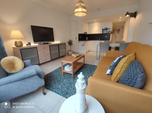 a living room with a couch and a tv at Appartementje 57 Middelkerke in Middelkerke