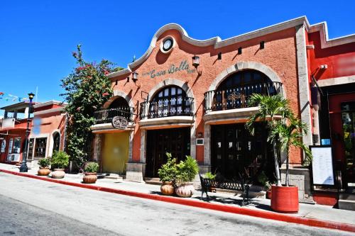 un edificio al lado de una calle en Collection O Casa Bella Hotel Boutique, Cabo San Lucas, en Cabo San Lucas