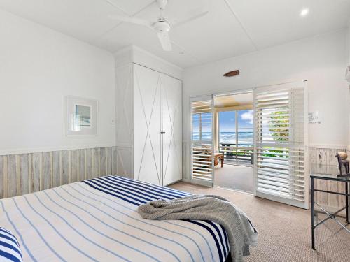 une chambre avec un lit avec vue sur l'océan dans l'établissement The Beach House Gerroa, à Gerroa