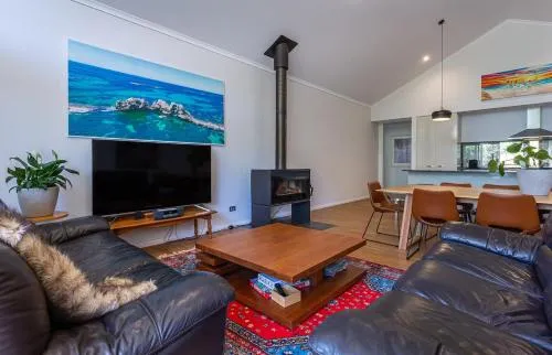 Gum Nuts - New House, family friendly & big groups picture