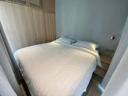 Tempat tidur dalam kamar di Shipping Container Hotel At One-north