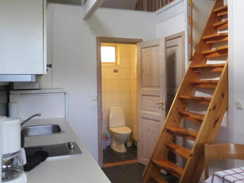 małą kuchnię ze zlewem i schodami do toalety w obiekcie Holiday home GÄRSNÄS w mieście Gärsnäs