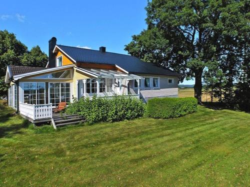 una pequeña casa en una colina con un patio en 6 person holiday home in MELLERUD, en Mellerud