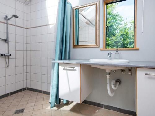 Holiday home Ebeltoft CLXVI tesisinde bir banyo