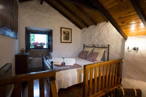 1 dormitorio con 1 cama en una habitación con ventana en Casa de Ribô, en Soajo