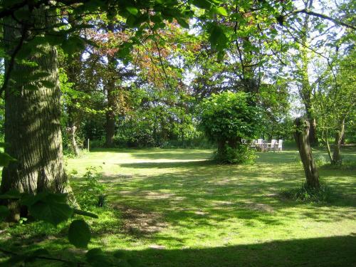 a park with trees and a grass field at Ferienwohnung Haumannshof in Xanten