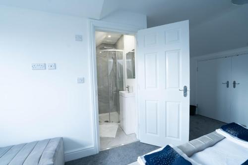 Et badeværelse på Entire Modern Home with Private Parking for 6/8 Persons