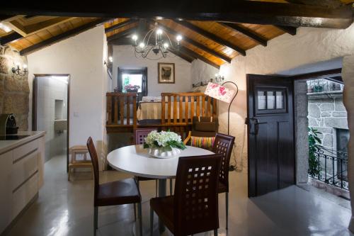 cocina y comedor con mesa y sillas en Casa de Ribô, en Soajo