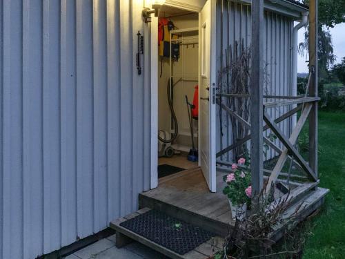 uma porta para uma casa com um alpendre com flores em 4 person holiday home in KRISTIANSTAD em Kristianstad