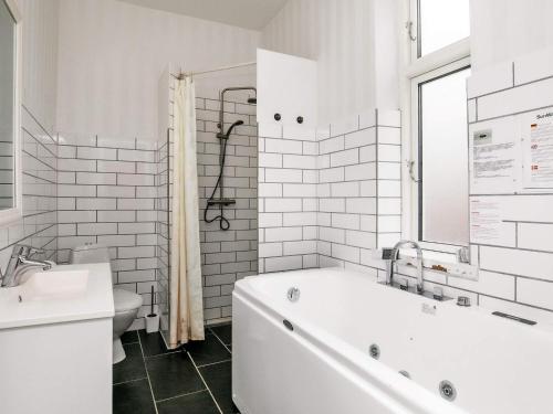Koupelna v ubytování 16 person holiday home in Rudk bing