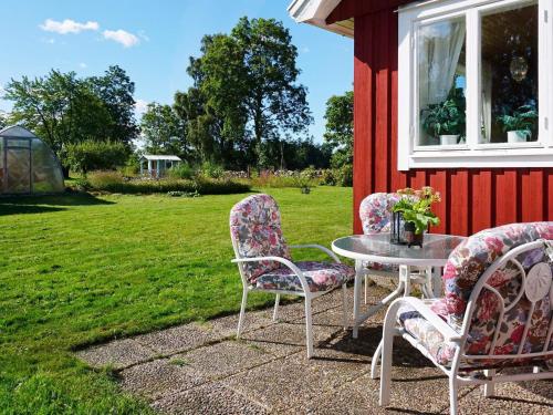 een groep stoelen en een tafel voor een huis bij 5 person holiday home in F RJESTADEN in Färjestaden