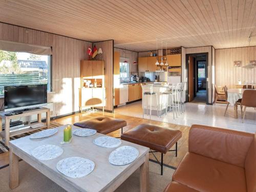 sala de estar con mesa y sillas y cocina en 6 person holiday home in V ggerl se, en Bøtø By