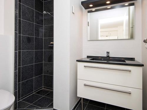 Apartment Bogense IV في بوجنسي: حمام مع حوض ودش