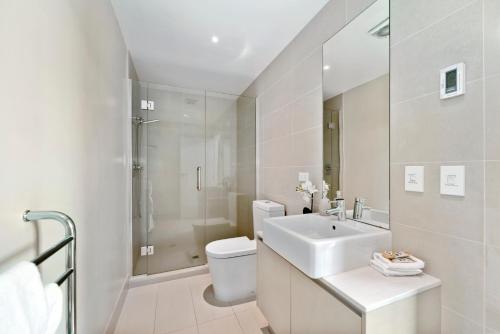 Ett badrum på Two Views Taupo Apartment