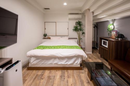 um quarto com uma cama grande num quarto em 天然個室温泉 HOTEL Lafontaine 諏訪 em Suwa