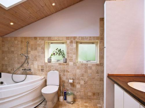 Koupelna v ubytování 6 person holiday home in Frederiksv rk