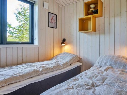 Säng eller sängar i ett rum på Holiday home Aakirkeby XXI