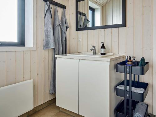 Kylpyhuone majoituspaikassa Holiday home Aakirkeby XXI