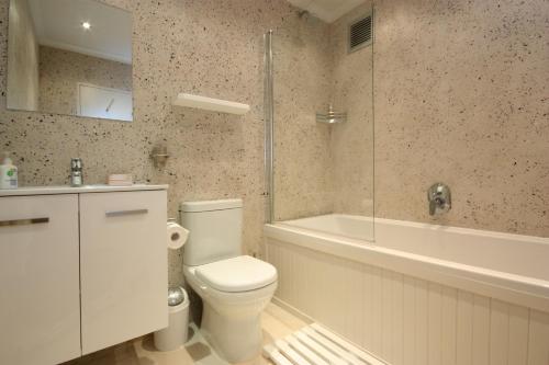 A bathroom at The Potting Shed Self Catering