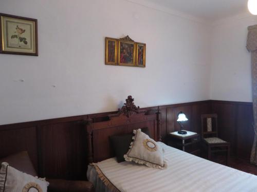 - une chambre avec un lit et une photo sur le mur dans l'établissement Sunflower Guest House, à Redondo
