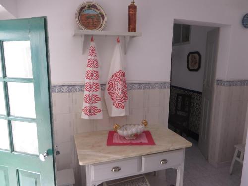 uma cozinha com uma mesa com uma tigela em Sunflower Guest House em Redondo