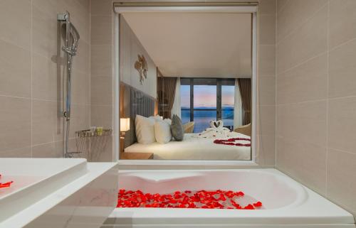 Phòng tắm tại Grand Gosia Hotel