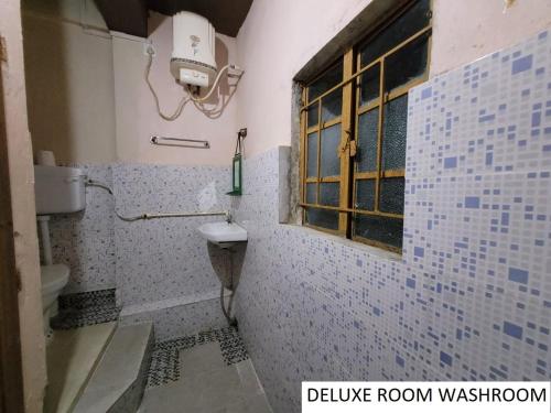 Bilik mandi di Odyssey's Latara Homestay