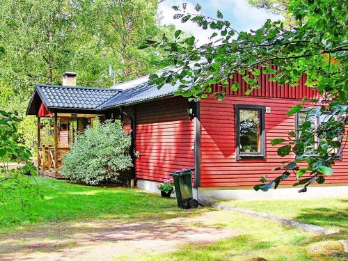 ein rotes Haus mit einem Fenster und einem Hof in der Unterkunft 6 person holiday home in Vena in Vena