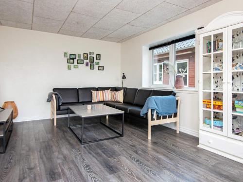 ein Wohnzimmer mit einem Sofa und einem Tisch in der Unterkunft 8 person holiday home in Ringk bing in Ringkøbing