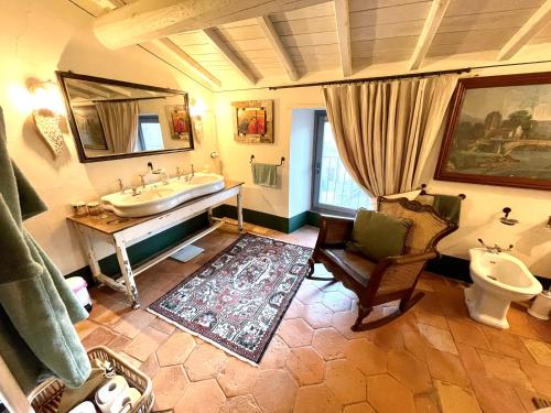 een badkamer met een wastafel en een toilet bij Flaminivs - luxury in Civita di Bagnoregio in Bagnoregio