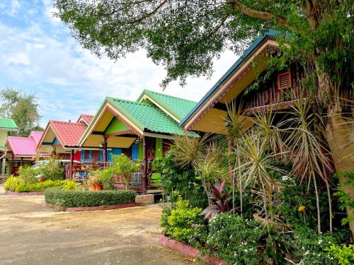 una fila de casas con techos coloridos en Ruanmai Style Resort 1 en Ban Nong Nam Khan