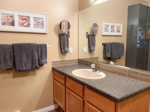 un baño con lavabo y espejo en Radium Villas, en Radium Hot Springs