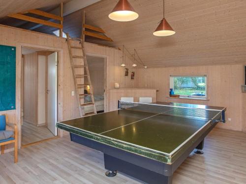 ein Tischtennisraum mit einer Tischtennisplatte in der Unterkunft 10 person holiday home in V ggerl se in Bøtø By