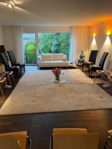 a large living room with a couch and chairs at Gemütliche Villa am Waldrand in Taunusstein in Taunusstein