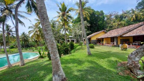 Piscina a Weligama Resort o a prop
