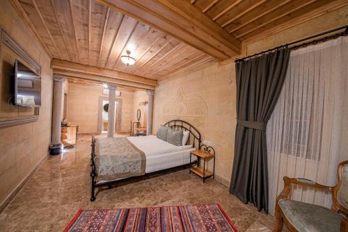 Postel nebo postele na pokoji v ubytování Cratus Stone Palace