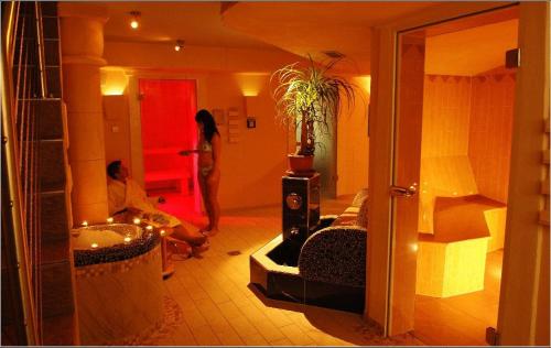 Müritz Hotel Harmonie في فارين: رجل وامرأة في غرفة مع حوض استحمام