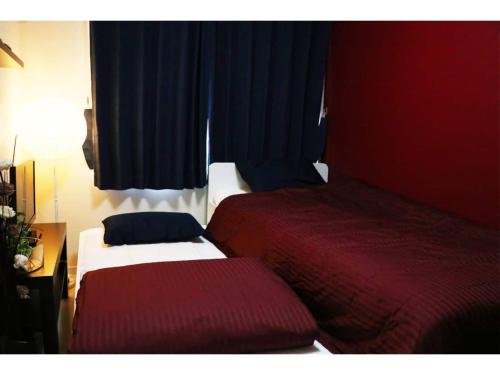 a hotel room with two beds and a window at OHANA TOKYO HOUSE - Vacation STAY 73208v in Tokyo