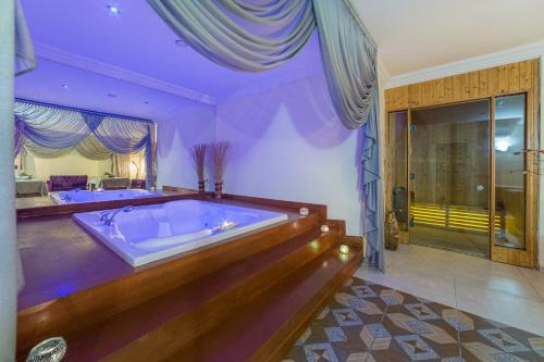 オクルカラールにあるJustiniano Theodora Resortの大きなバスルーム(大きなバスタブ付)が備わります。